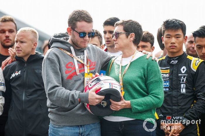 Irmão e mãe de Hubert em homenagem ao piloto.