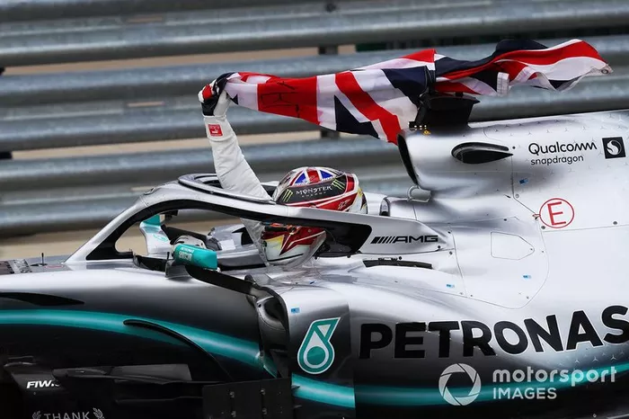 Il vincitore della gara Lewis Hamilton, Mercedes AMG F1 W10 con una bandiera