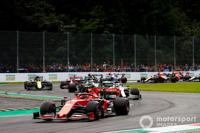 Charles Leclerc, Ferrari SF90 precede Lewis Hamilton, Mercedes AMG F1 W10, Valtteri Bottas, Mercedes AMG W10 e Sebastian Vettel, Ferrari SF90 all'inizio della gara