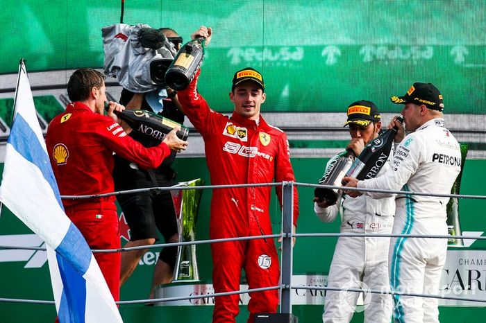 Podio: segundo lugar Valtteri Bottas, Mercedes AMG F1, ganador Charles Leclerc, Ferrari, y tercer lugar Lewis Hamilton, Mercedes AMG F1