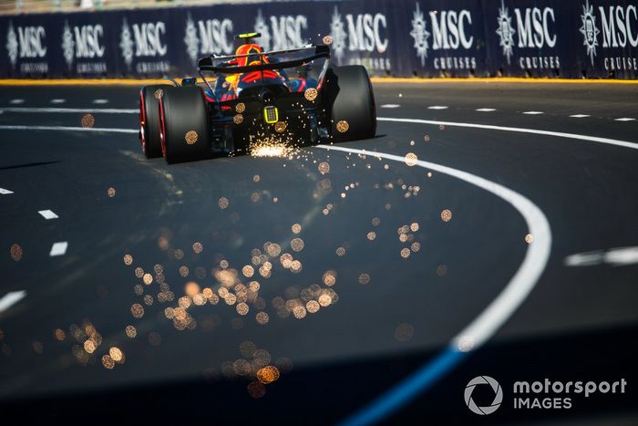 Sergio Pérez y el RB18 de Red Bull Racing saltan chispas