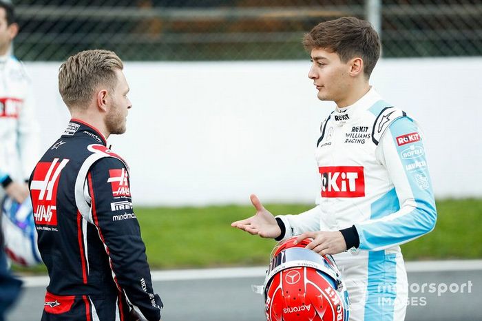 Kevin Magnussen, Haas F1 hablando con George Russell, Williams Racing