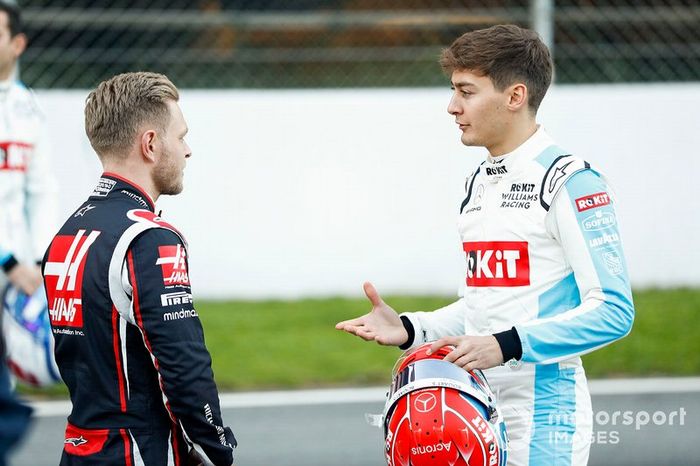 Kevin Magnussen, Haas F1 hablando con George Russell, Williams Racing 