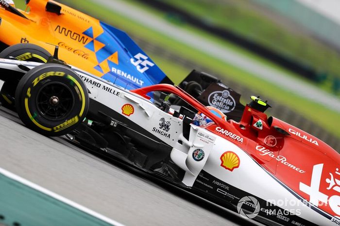 Carlos Sainz Jr., McLaren MCL34, Antonio Giovinazzi, Alfa Romeo Racing C38