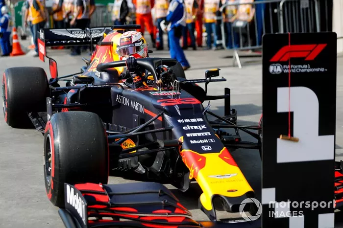 Il poleman Max Verstappen, Red Bull Racing, festeggia nel parco chiuso