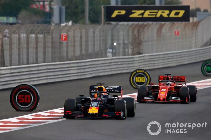 Max Verstappen, Red Bull Racing RB15, precede Sebastian Vettel, Ferrari SF90