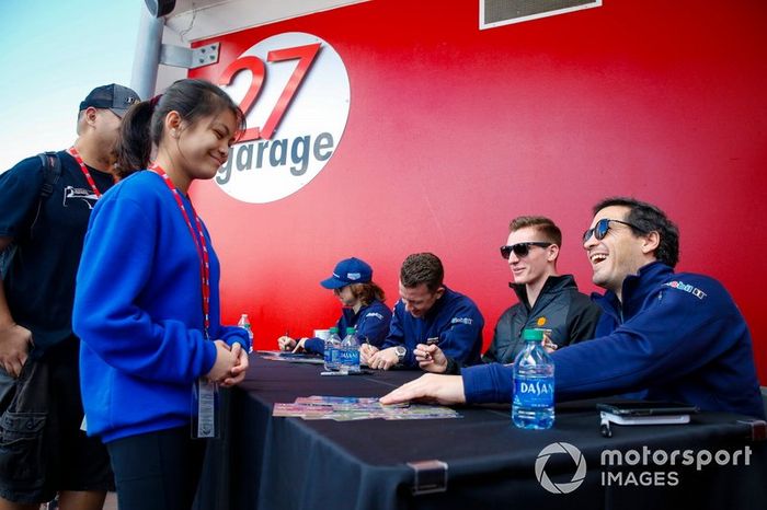 #57 Heinricher Racing w/MSR Curb-Agajanian Acura NSX GT3, GTD: Alvaro Parente, Misha Goikhberg, Trent Hindman, AJ Allmendinger, autograph session