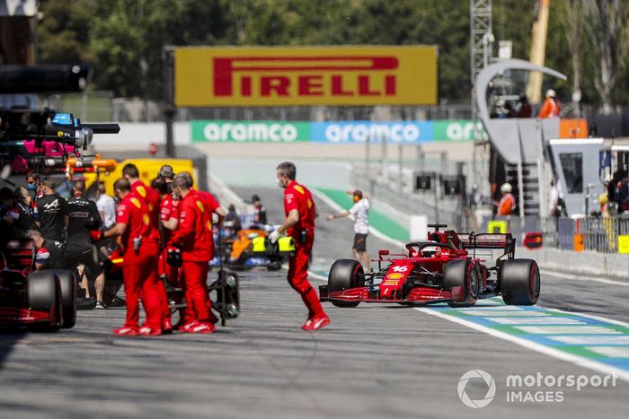 Mecánicos fuera del garaje de Ferrari mientras Charles Leclerc, Ferrari SF21, regresa