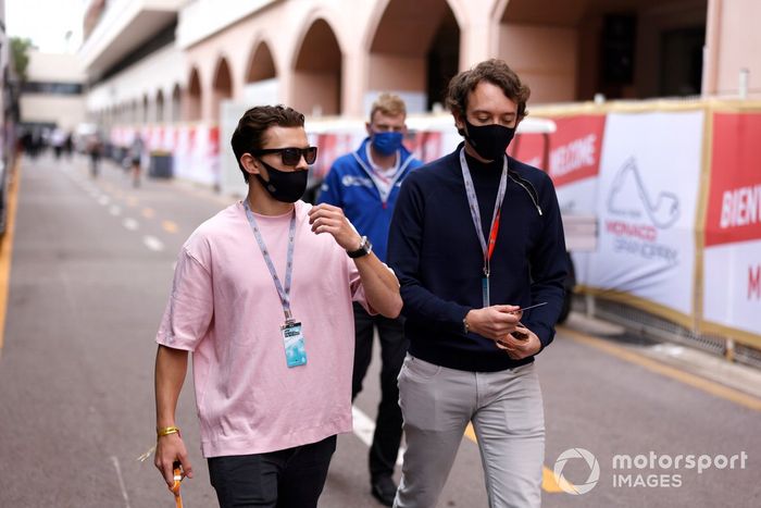 El actor Tom Holland en el paddock