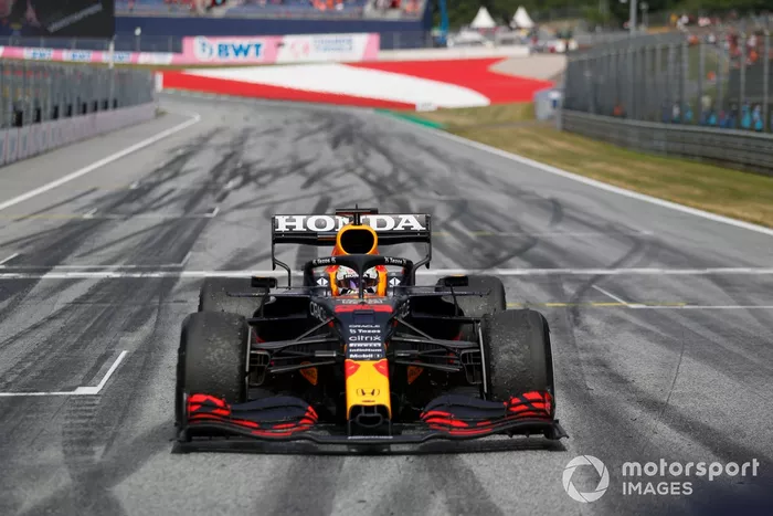 Ganador Max Verstappen, Red Bull Racing RB16B, celebra en Parc Ferme