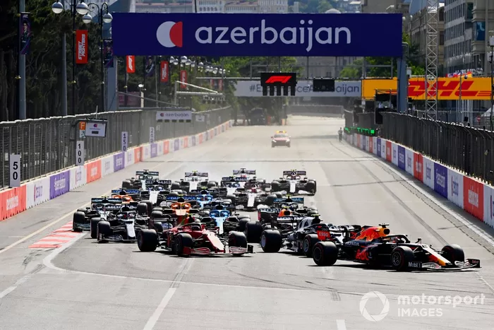 Max Verstappen, Red Bull Racing RB16B, y el pelotón en la primera curva