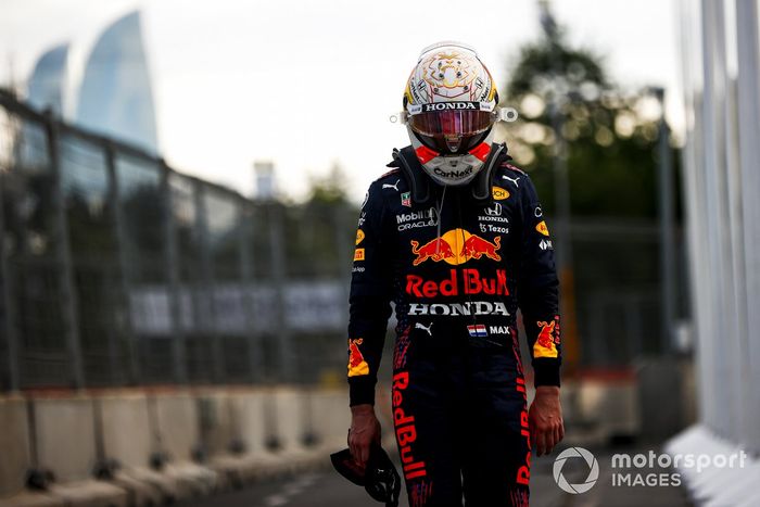 Max Verstappen, Red Bull Racing caminando tras retirarse de la carrera