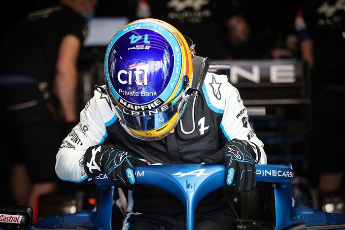 Casco de Fernando Alonso, Alpine A521 con el logo de Motorsport Games