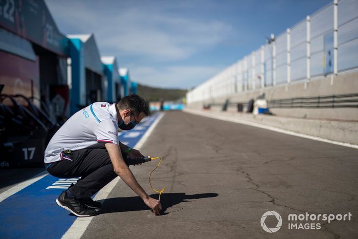 Un miembro del equipo Mercedes Benz EQ mide la temperatura de la pista
