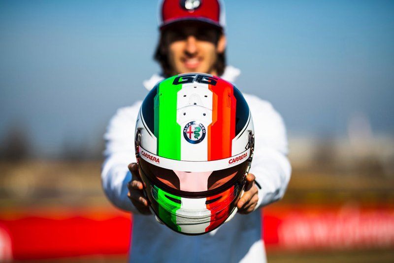 Шлем пилота Alfa Romeo Racing Антонио Джовинацци