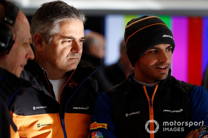 Gil De Ferran, McLaren Sporting Director and Carlos Sainz Jr., McLaren