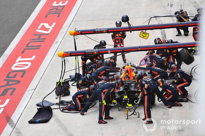 Max Verstappen, Red Bull Racing RB15, hace un pitstop