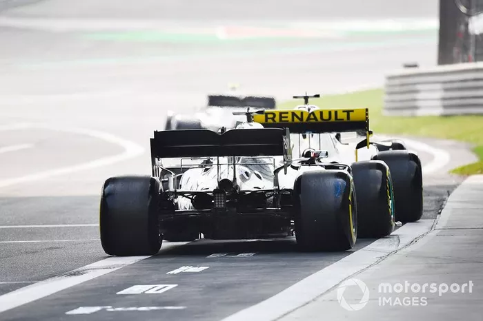 Daniel Ricciardo, Renault F1 Team R.S.19, y Lewis Hamilton, Mercedes AMG F1 W10
