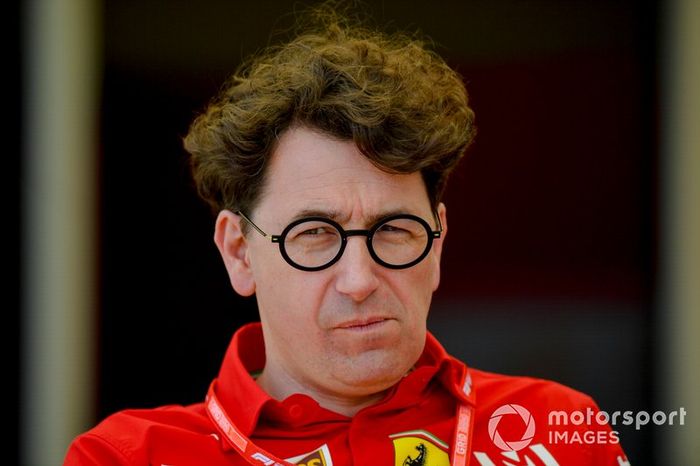 Mas, Mattia Binotto dava o sinal verde para a briga na pista em uma declaração que seria lembrada após o GP da Austrália: 