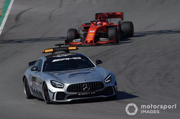 Safety Car al frente de Charles Leclerc, Ferrari SF90