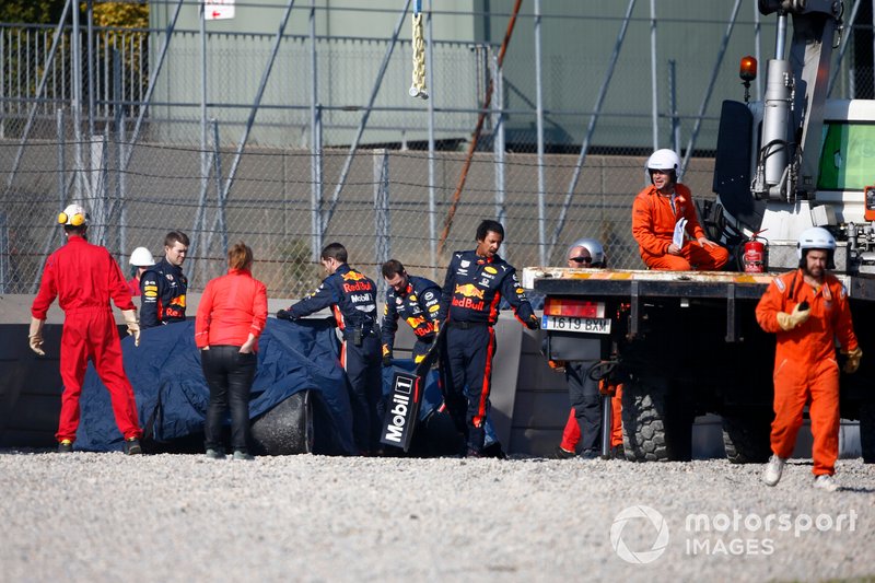 La voiture endommagée de Pierre Gasly, Red Bull Racing RB15 est ramenée