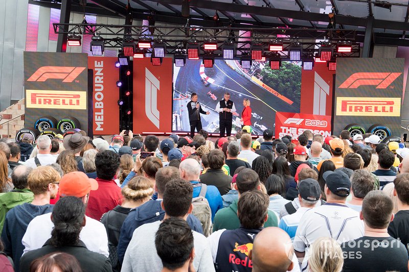Mario Isola, Racing Manager, Pirelli Motorsport, e Ross Brawn, Managing Director del Motorsports, FOM, sul palco dell'evento a Federation Square