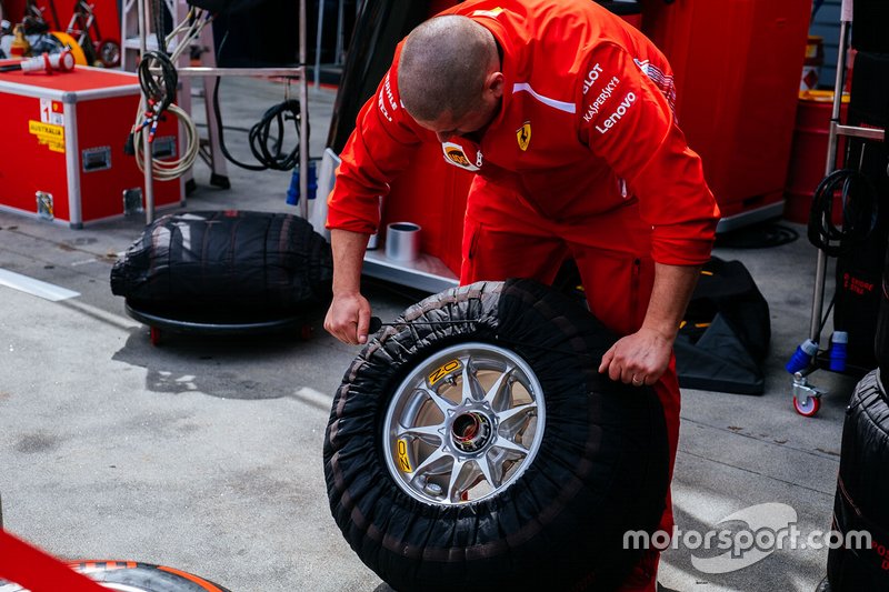 Un miembro del equipo de Ferrari en el trabajo
