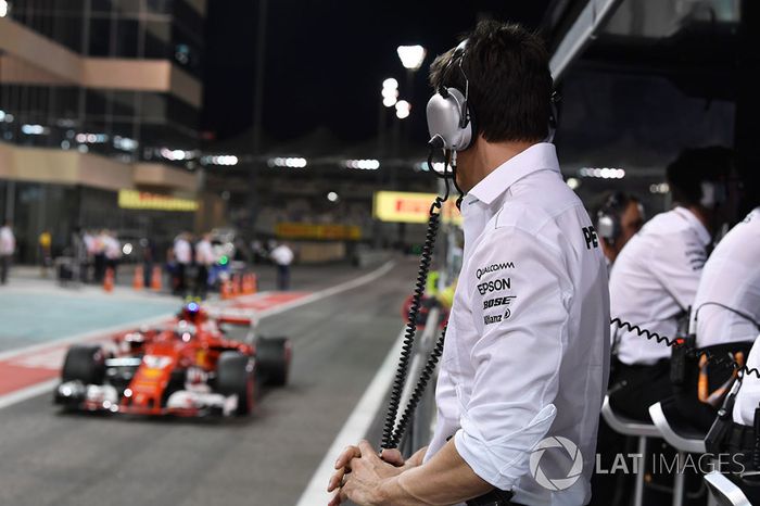 Toto Wolff, Mercedes AMG F1 Director de Motorsport observa a Sebastian Vettel, Ferrari SF70H