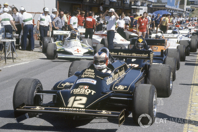 Nigel Mansell, Lotus 87-Ford Cosworth in the pitlane