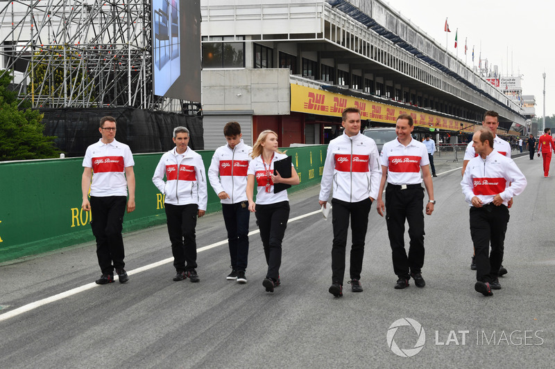 Charles Leclerc, Sauber, cammina lungo il circuito