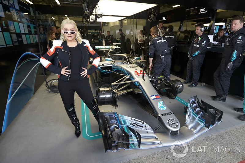 Кристина Агилера в боксах Mercedes