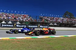Marcus Ericsson, Sauber C36 y Daniel Ricciardo, Red Bull Racing RB13 battle