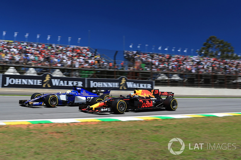 Marcus Ericsson, Sauber C36 en Daniel Ricciardo, Red Bull Racing RB13 in gevecht