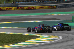 Brendon Hartley, Scuderia Toro Rosso STR12 and Marcus Ericsson, Sauber C36 battle for position