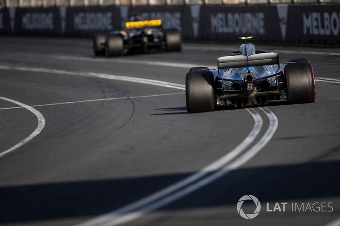 Nico Hulkenberg, Renault Sport F1 Team R.S. 18, leads Valtteri Bottas, Mercedes AMG F1 W09