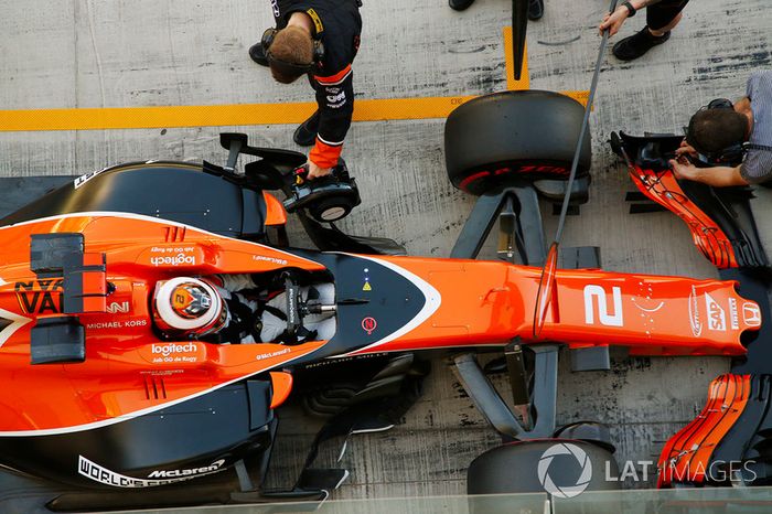 Stoffel Vandoorne, McLaren es atendido por el equipo