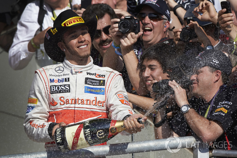 Podium : le vainqueur Lewis Hamilton, McLaren