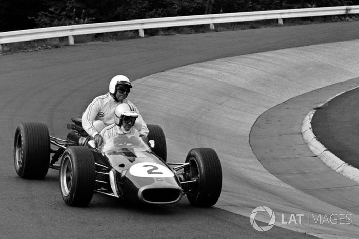 Nürburgring 1967 : Denny Hulme (Brabham) lleva a Jack Brabham (Brabham)
