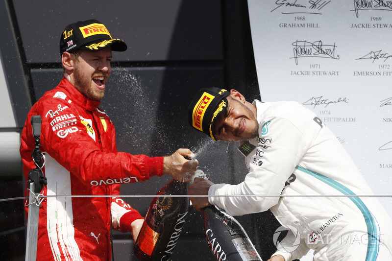 Sebastian Vettel, Ferrari, et Lewis Hamilton, Mercedes AMG F1, sur le podium avec le champagne