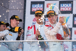 Podium: racewinnaar Robin Frijns, Audi Sport Team WRT viert feest met champagne