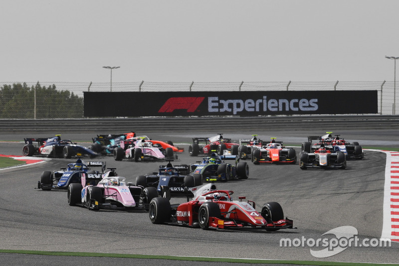 Nyck De Vries, PREMA Racing, leads Maximilian Gunther, BWT Arden