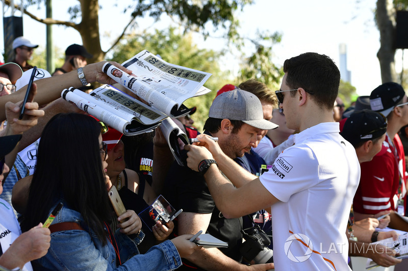 Stoffel Vandoorne, McLaren signs autographs for the fans