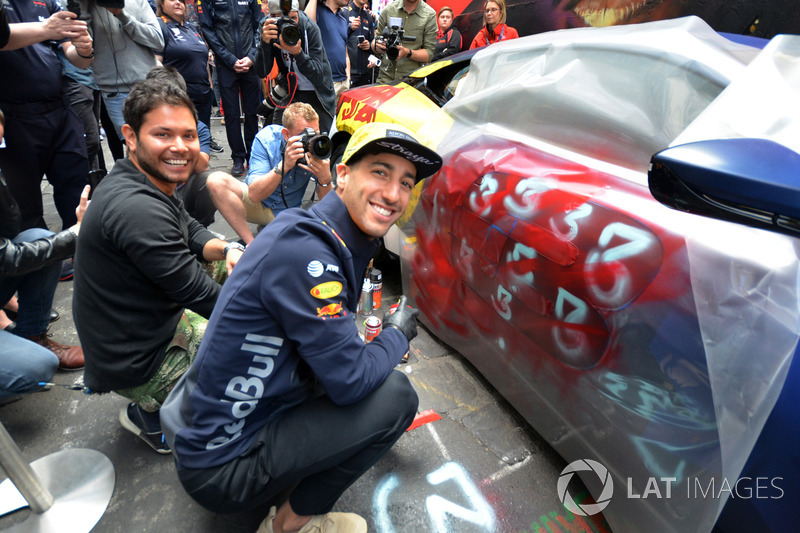 Daniel Ricciardo, Red Bull Racing, Aston Martin DB11'i boyuyor