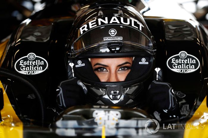 Aseel Al-Hamad, se prepara para conducir el F1 E20 de Renault de 2012 en el Renault Passion Parade
