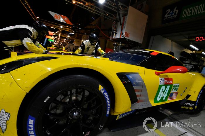 #64 Corvette Racing Chevrolet Corvette C7.R: Oliver Gavin, Tommy Milner, Marcel Fassler, crew