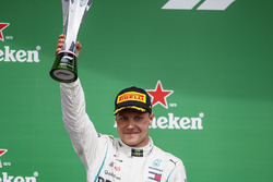 Valtteri Bottas, Mercedes AMG F1, 2nd position, lifts his trophy