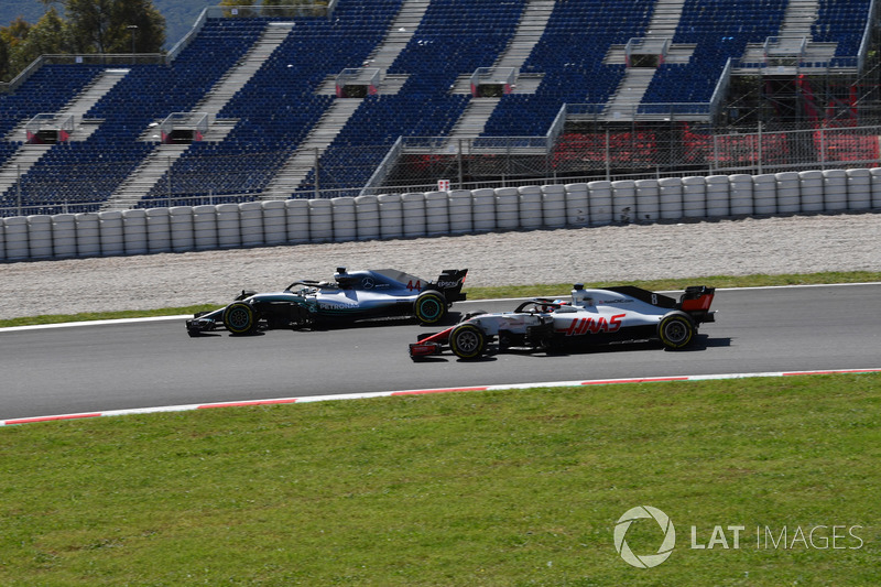 Lewis Hamilton, Mercedes-AMG F1 W09 ve Romain Grosjean, Haas F1 Team VF-18