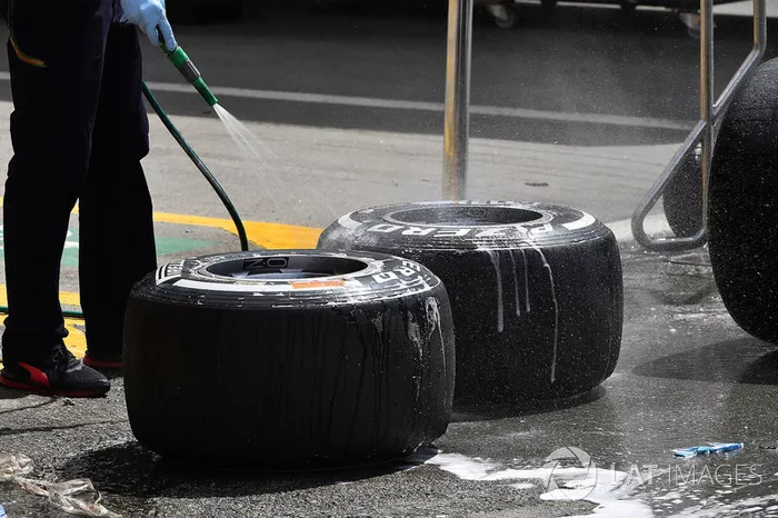 Un mecánico de Red Bull Racing lava los neumáticos Pirelli