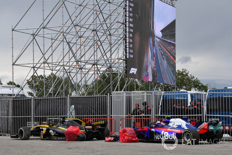 Thew crashed cars of race retirees Nico Hulkenberg, Renault Sport F1 Team R.S. 18 and Pierre Gasly, Scuderia Toro Rosso STR13