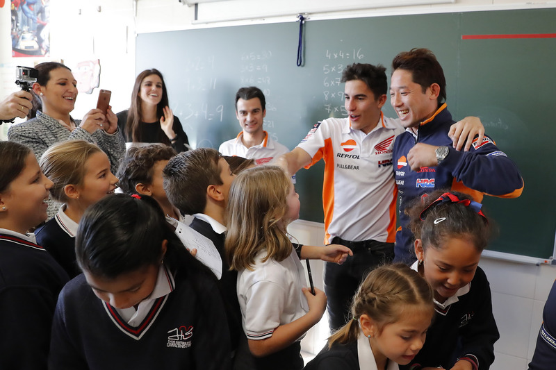 Dani Pedrosa e Marc Marquez, Repsol Honda Team con la classe scolastica